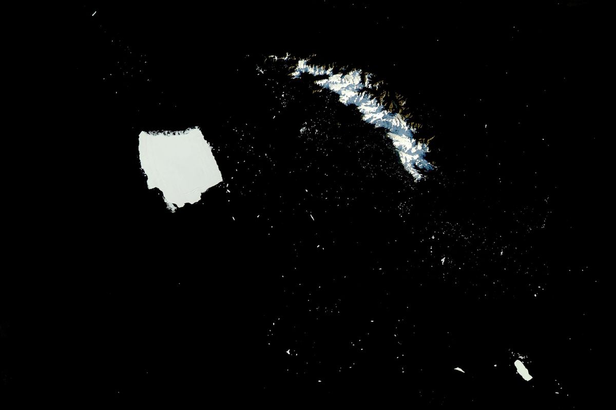 World's Largest Iceberg Set To Lose Its Title As It Disintegrates Into "Starry Night" Of Ice 7