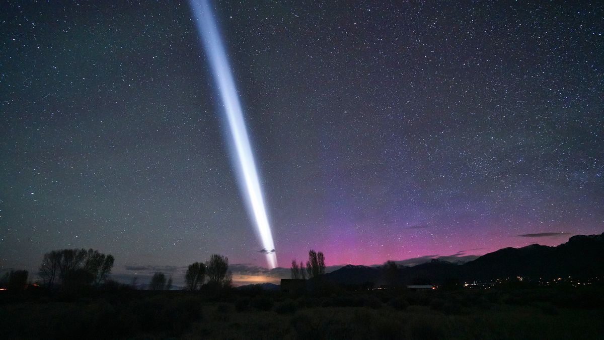 A Giant White Light Beam Cuts Through The Skies Over US Amid Aurora Storm 7